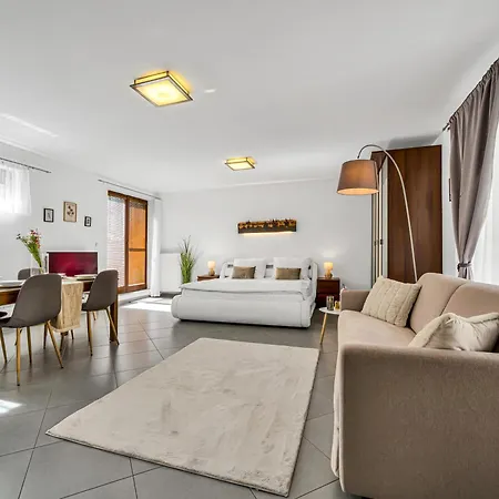 Garden In The Heart Of Vinohrady Прага